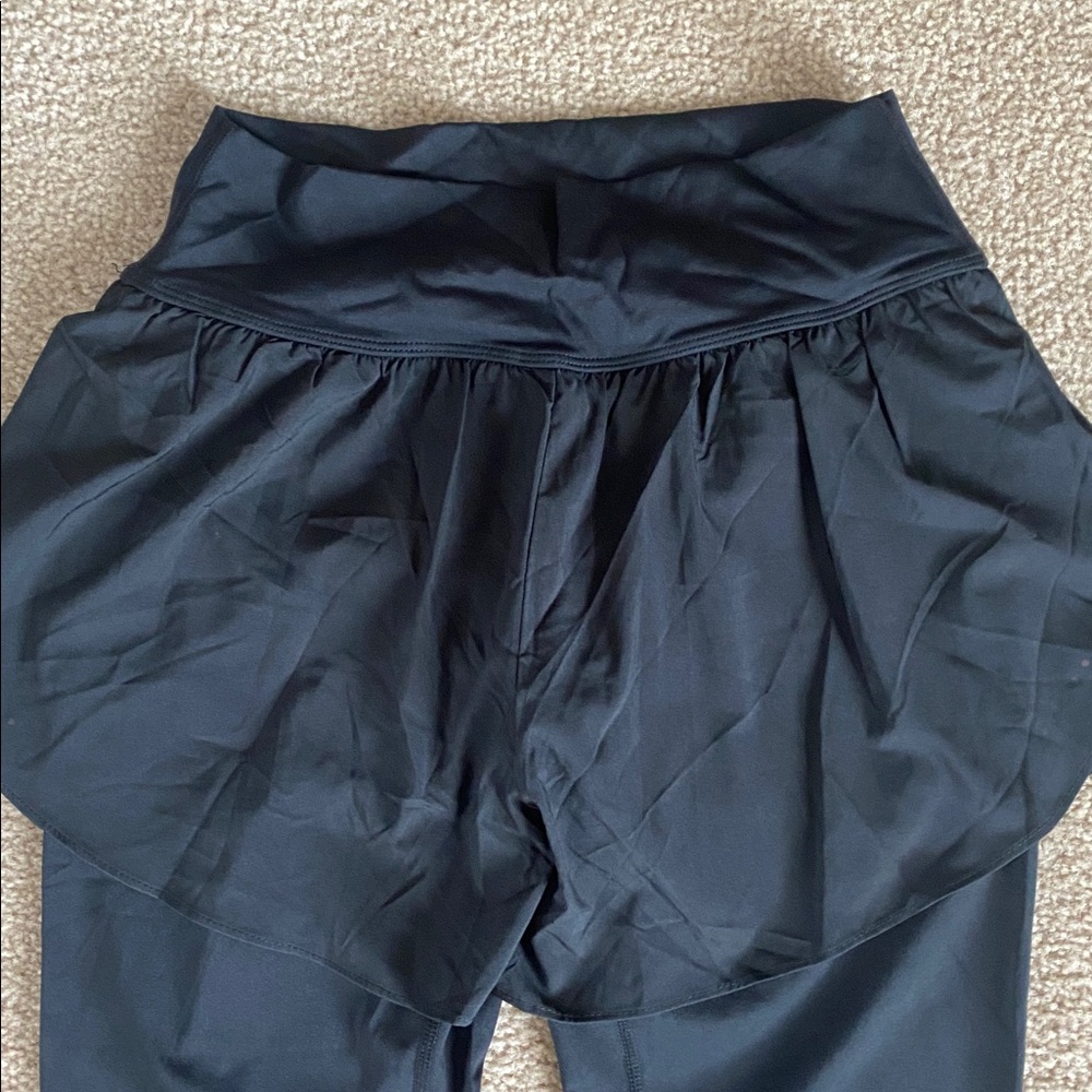 MEDIUM.  HALARA BREEZEFUL REFLECTIVE DOTS  2 IN 1  QUICK DRY TRAINING LEGGINGS - Picture 6 of 9